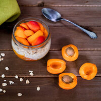 Recipe for 5 grain vegan overnight oats with apple and apricot